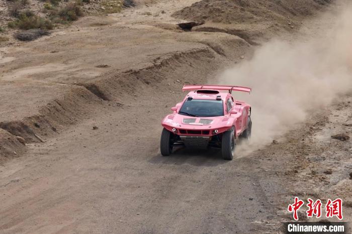 宁夏贺兰山上演极限狂飙：六天越野车摩托激战