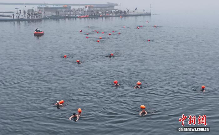 庐山西海首届冬泳赛事点燃冬日激情