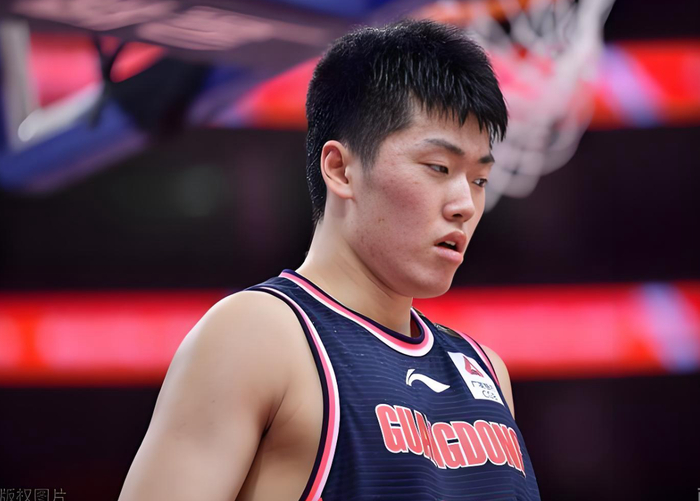 张皓嘉表现低迷引质疑 杜锋重用引球迷不满