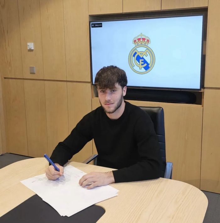 皇马签约18岁前锋引热议，弗里克续约巴萨至20