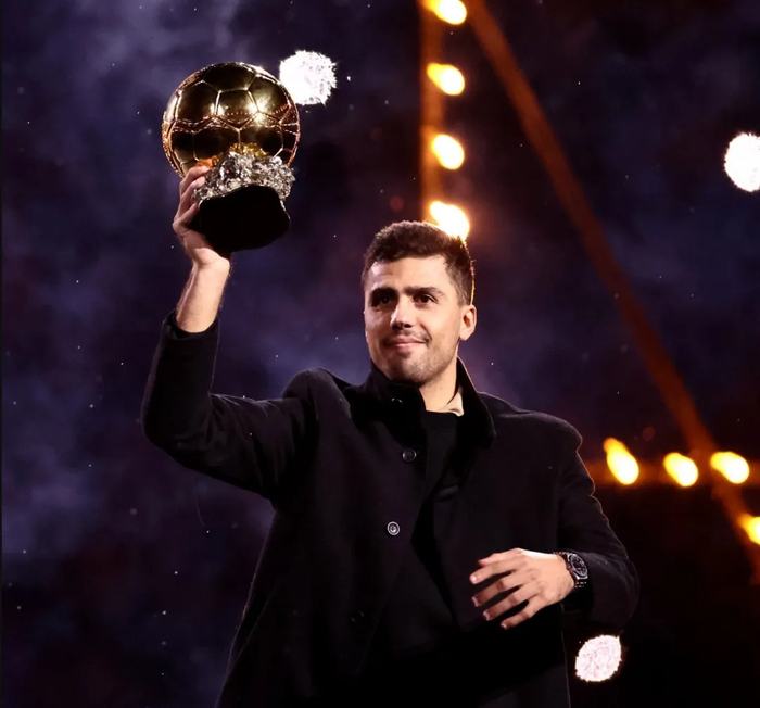 皇马签约18岁前锋引热议，弗里克续约巴萨至20