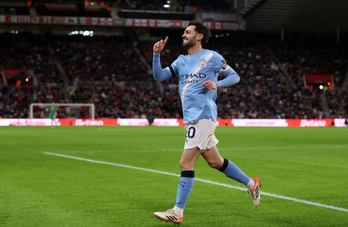 皇马签约18岁前锋引热议，弗里克续约巴萨至20