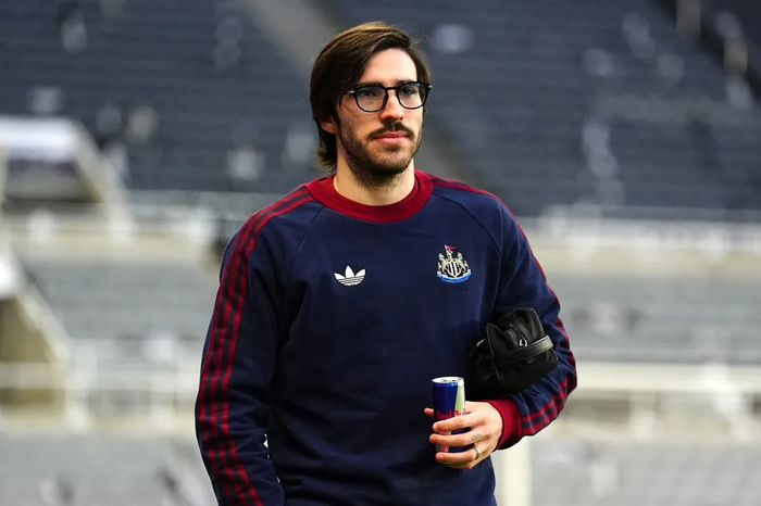 皇马签约18岁前锋引热议，弗里克续约巴萨至20