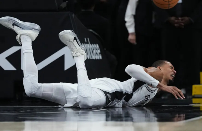 文班亚马伤退马刺惜败系列赛陷入生死战