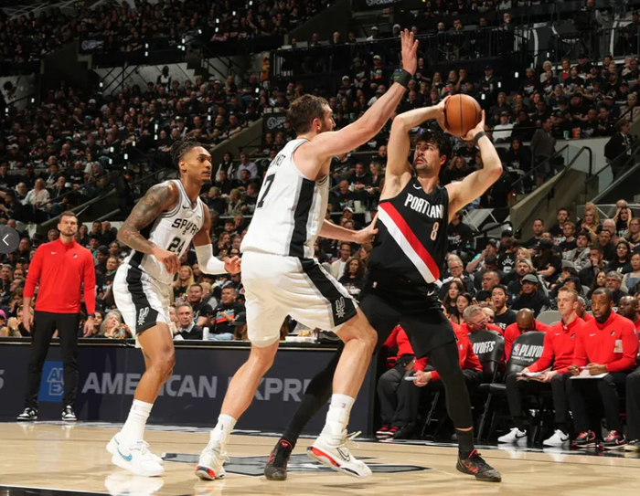 文班亚马伤退马刺惜败系列赛陷入生死战